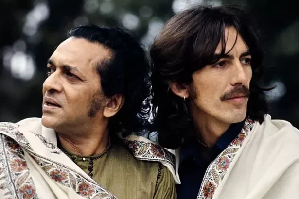 Ravi Shankar e Geroge Harrion em 1974
