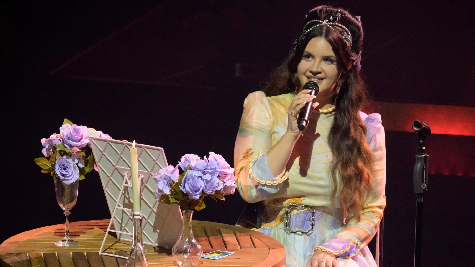 Lana Del Rey surpreende ao anunciar novo álbum country ‘Lasso’
