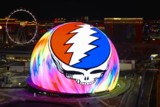 Foto The Sphere ornamentado com logo do Dead and Company