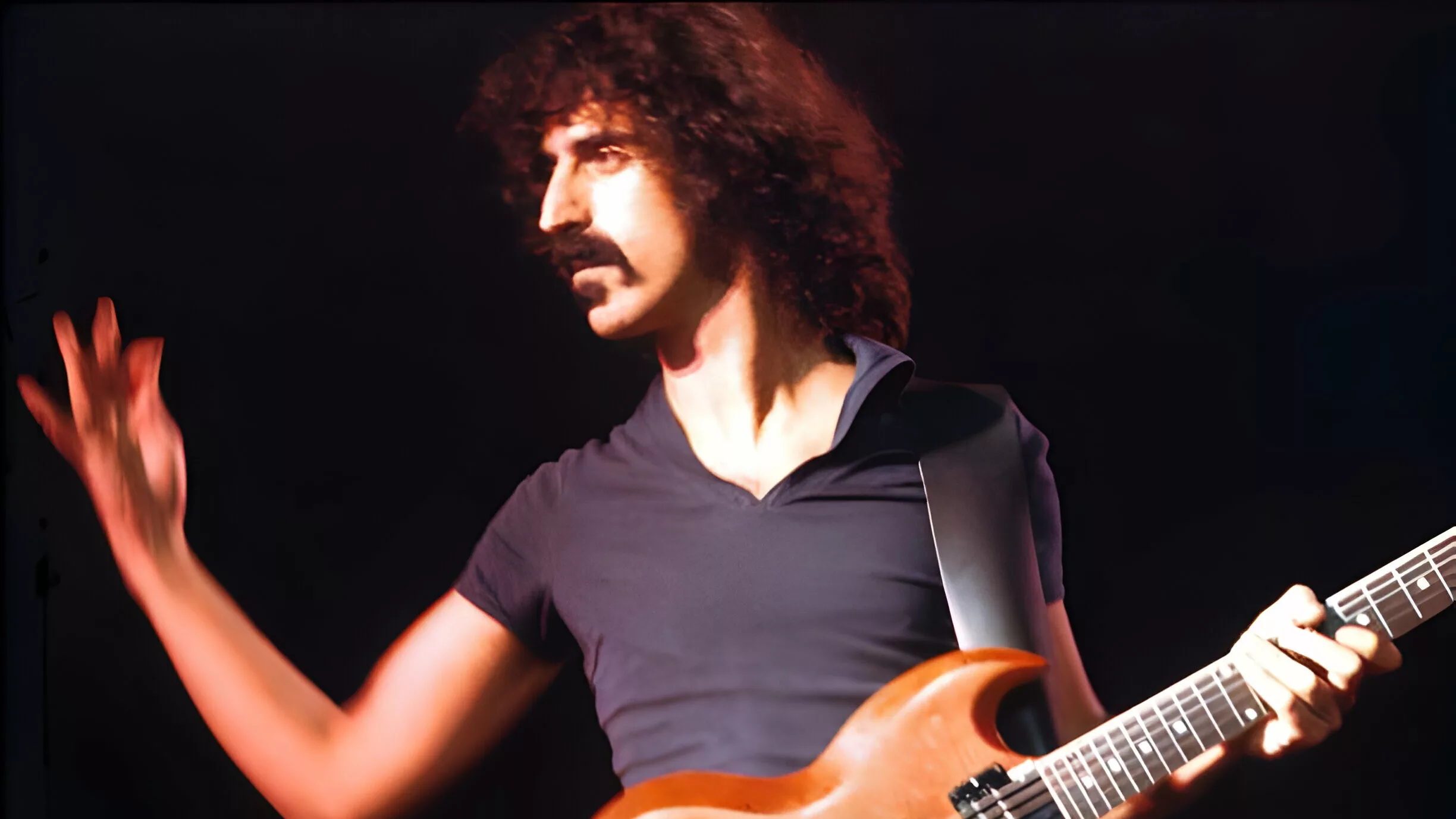 Frank Zappa é estudado e entendido no documentário “Zappa”