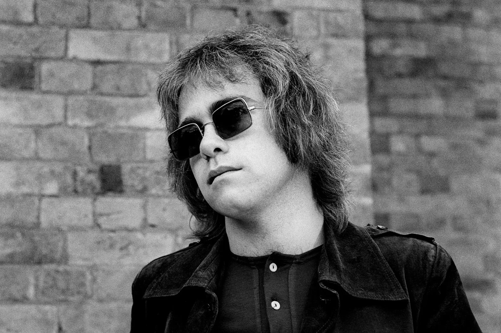 “Elton John”: O início ao estrelato com o álbum preto