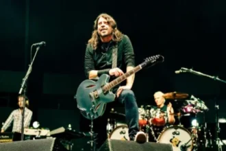 Foto Dave Grohl com sua guitarra