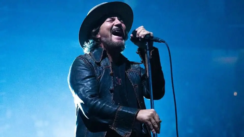 Eddie Vedder diz que escreveu “Running” no ônibus de Bob Dylan.