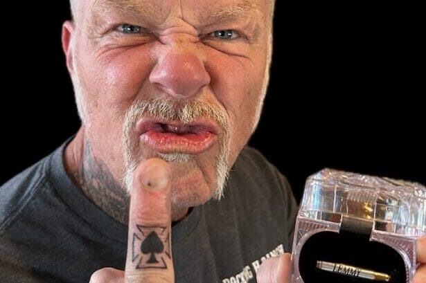 Foto: Hetfield mostrando tatuagem