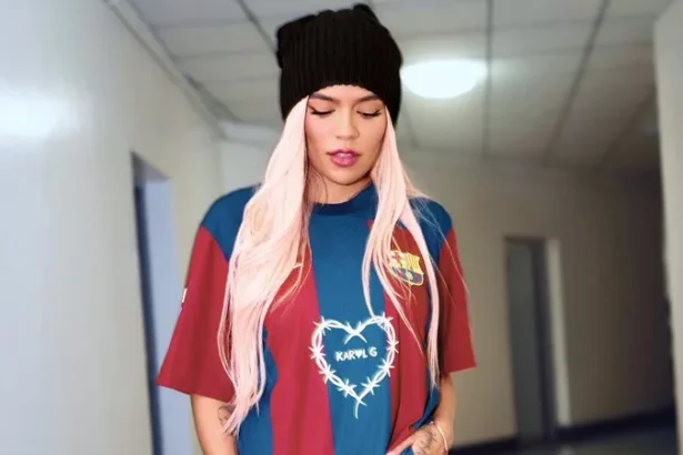 Karol G estampa nova camisa do Barcelona, em parceria com o Spotify