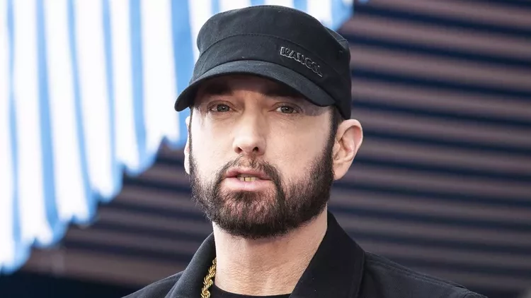 Eminem publica obituário falso de Slim Shady no jornal de Detroit