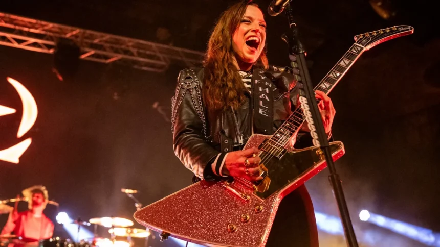 Lzzy Hale faz shows de estreia no Skid Row