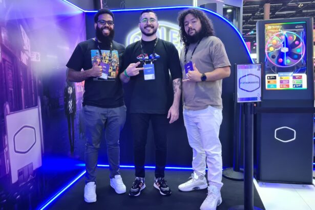 Foto: Rafael, Estrategista de Parceriase. Pr Icaro Fonseca, Marketing Manager da CoolerMaster. Luca Alves, Coordenador Geral e Professor de Desenvolvimento de Jogos.