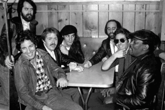 Foto: Bruce Springsteen com E Street Band. Crédito: Frank Stefanko