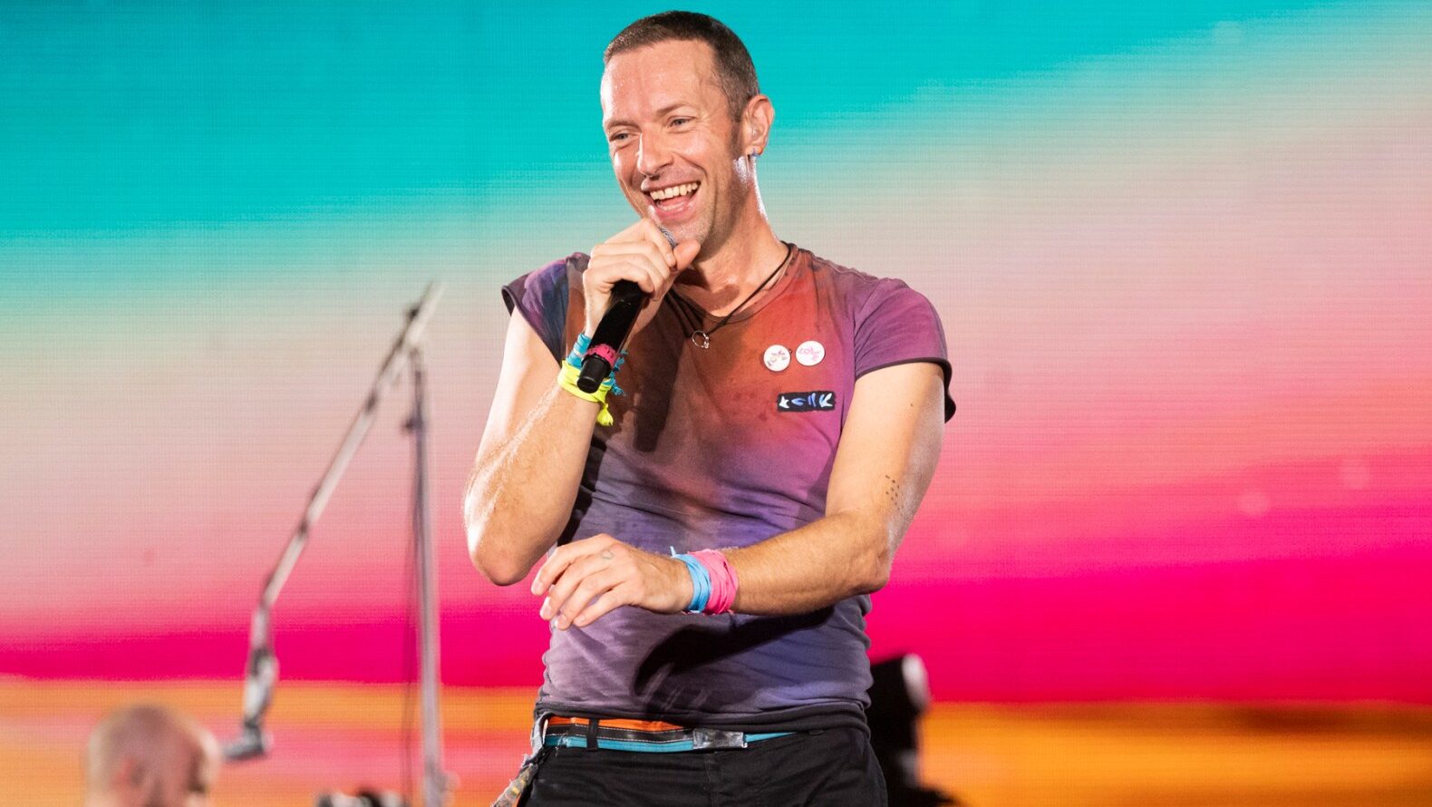 Coldplay revela inédita ‘All My Love’ em primeira apresentação na Grécia