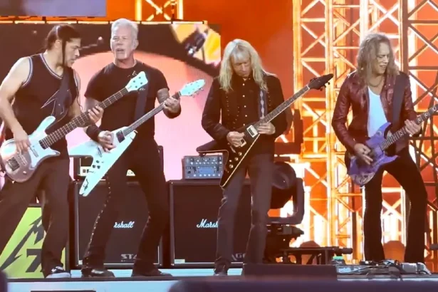 Foto: Metallica com Brian Tatler. Crédito: Youtube.
