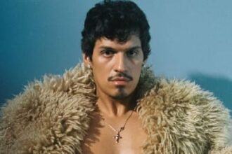 Foto: Omar Apollo. Crédito: Arte do álbum God Said No.