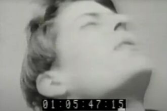 Foto: Stephen Malkmnus do Pavement. Crédito: Imagem retirada do clipe Summer Babe.