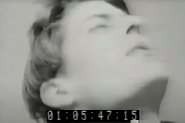 Foto: Stephen Malkmnus do Pavement. Crédito: Imagem retirada do clipe Summer Babe.