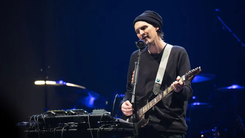 Foto: Josh Klinghoffer. Credito: Jim Bennett.