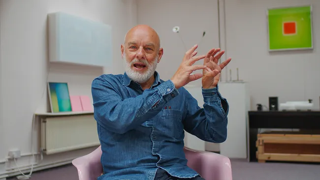 Brian Eno volta ao passado e redescobre clipe perdido de “Stif”
