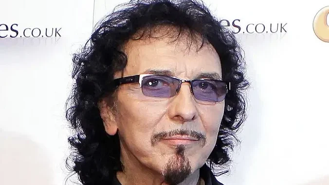Tony Iommi lança novo single Deified