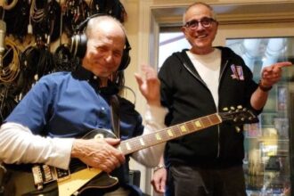 Foto: Wayne Kramer do MC5 e Bob Ezrin. Crédito: Margaret Saadi.