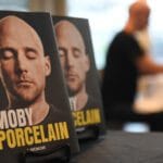 Foto: Moby autografando sua biografia. Crédito: Jaime Espinoza.