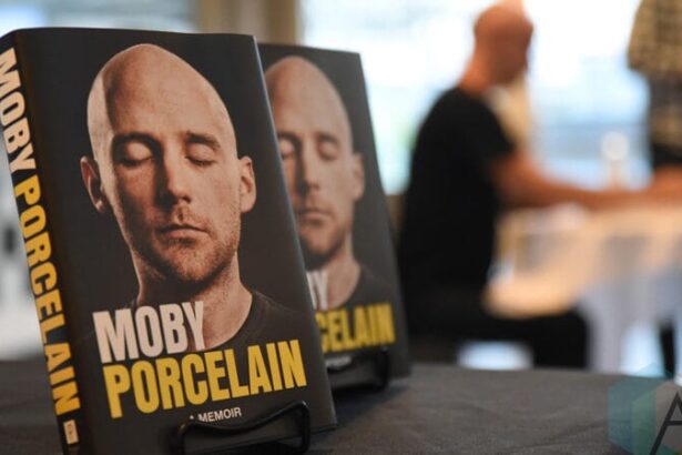 Foto: Moby autografando sua biografia. Crédito: Jaime Espinoza.