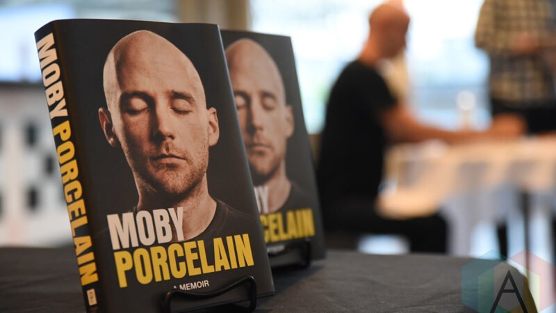 Em Porcelain Moby repassa suas memórias, mas apenas até o álbum Play..