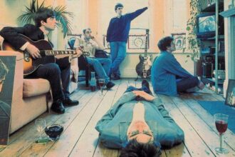 Capa Definitely Maybe do Oasis.