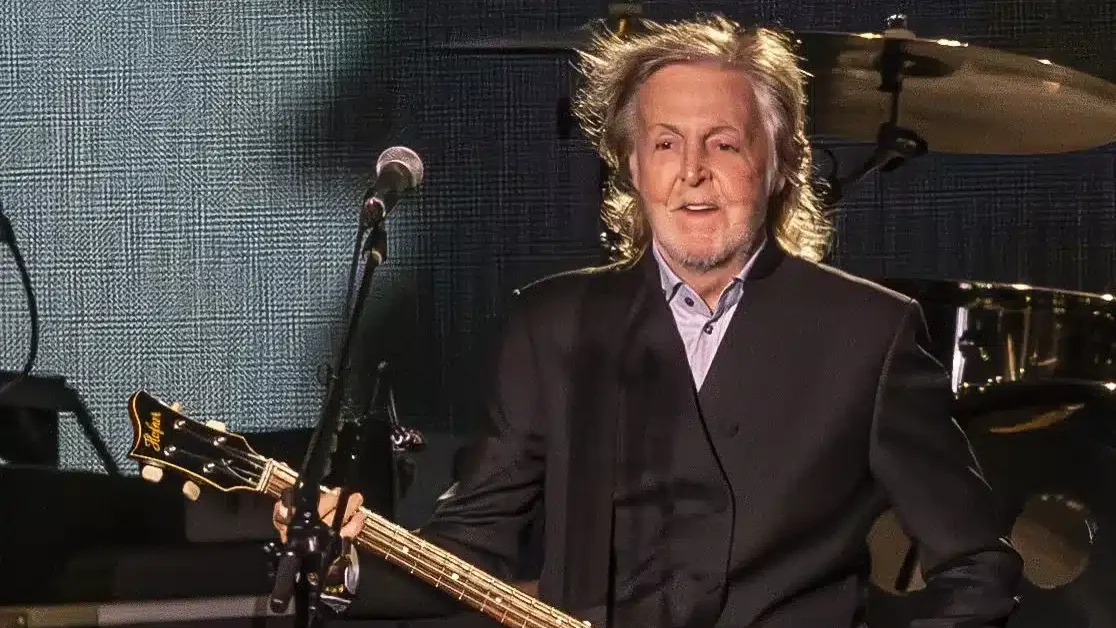 Assista Paul McCartney fazer cover de Neil Young em aparição surpresa em clube