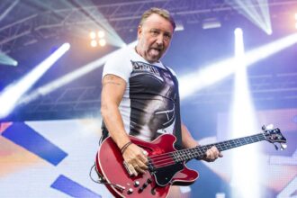 Foto: Peter Hook. Crédito: Lorne Thomson.