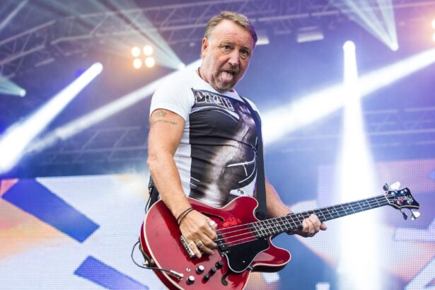 Foto: Peter Hook. Crédito: Lorne Thomson.