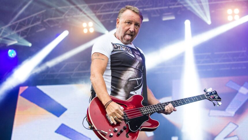 Foto: Peter Hook. Crédito: Lorne Thomson.