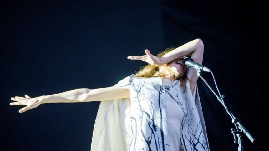 Foto: PJ Harvey no Primavera Sound em Porto. Capturada do Youtube.