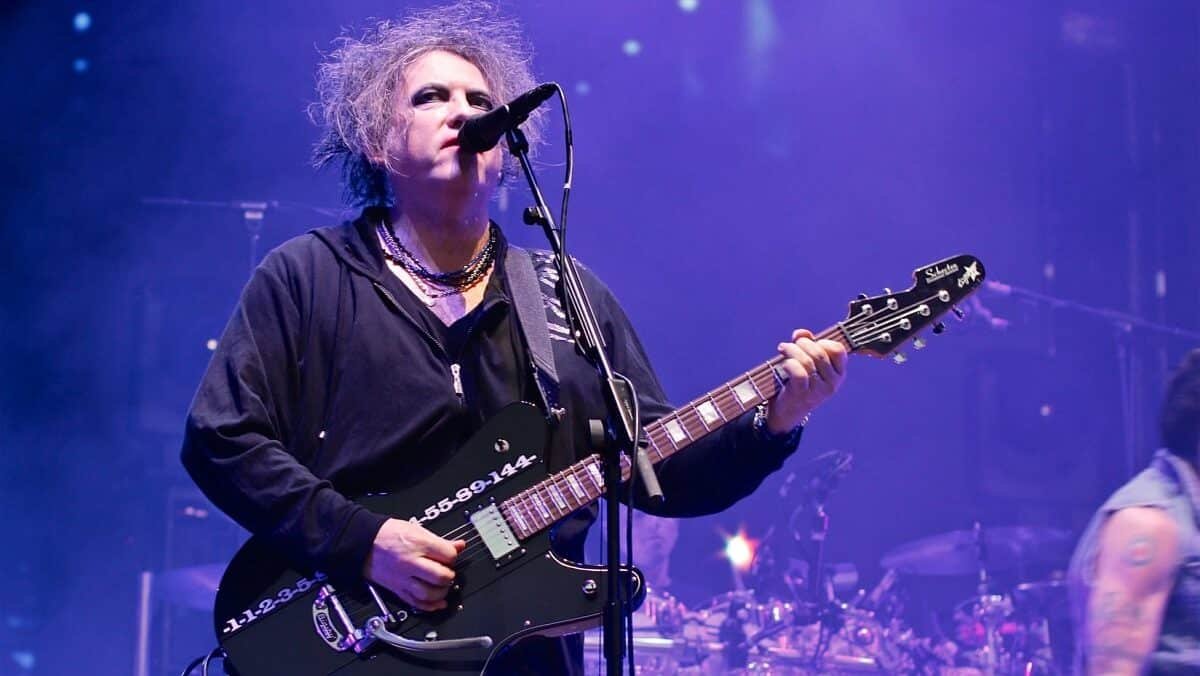 Robert Smith e seu cover favorito de The Cure