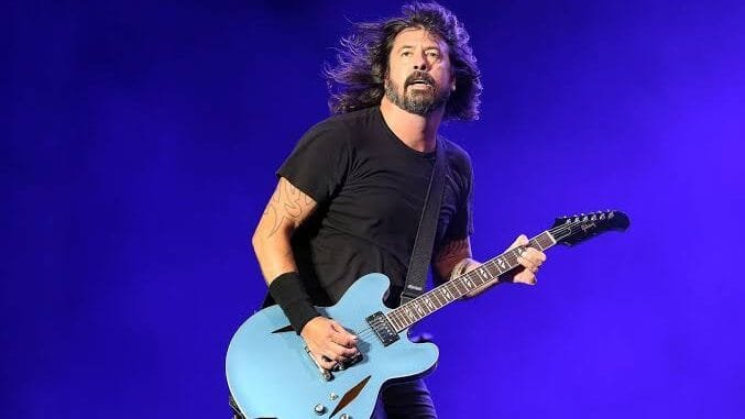 Dave Grohl anuncia filha fora do casamento