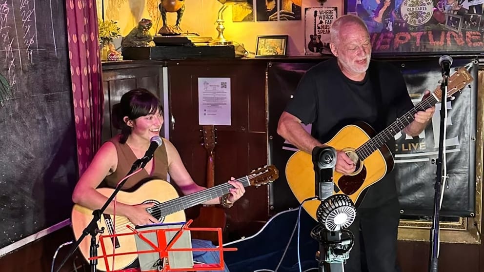 David Gilmour surpreende ao aparecer de surpresa em pub