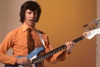 Foto: Herbie Flowers. Crédito: David Redfern.