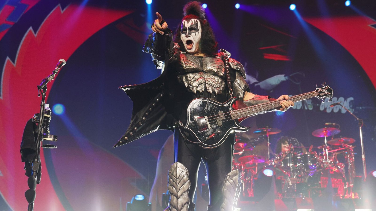 Gene Simmons defende preços dinâmicos em shows do Oasis