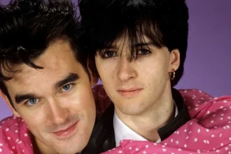 Morrissey e Johnny Marr. Crédito: Eugene Adebari/Rex Features