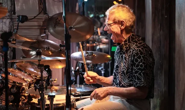 Foto: Bill Bruford. Crédito: Kevin Nixon.