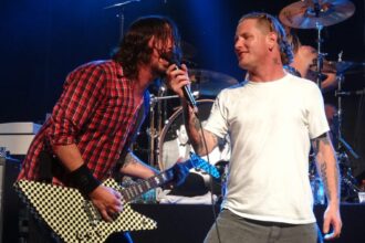 Foto: Dave Grohl e Corey Taylor. Crédito: divulgação.