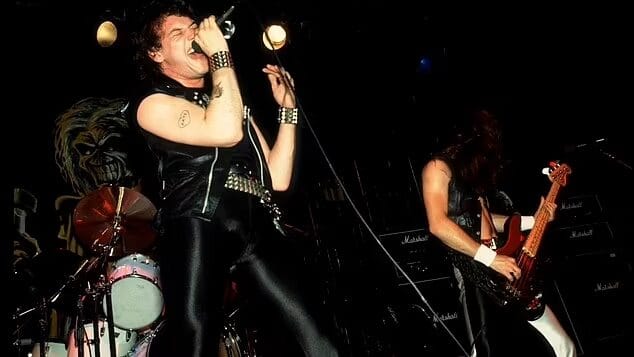 O ex-vocalista do Iron Maiden Di'Anno morreu aos 66 anos em casa em Wiltshire, anunciou sua família na segunda-feira (foto em 1981). Crédito Getty Images