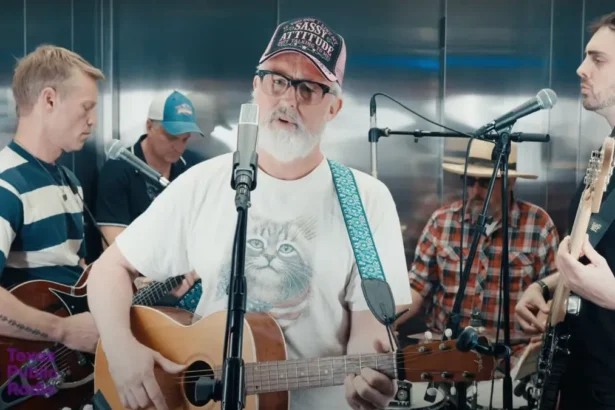 Cake ao vivo na KSTX. Crédito: Youtube