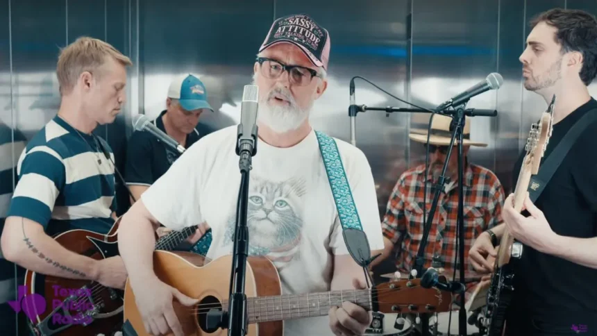 Cake ao vivo na KSTX. Crédito: Youtube