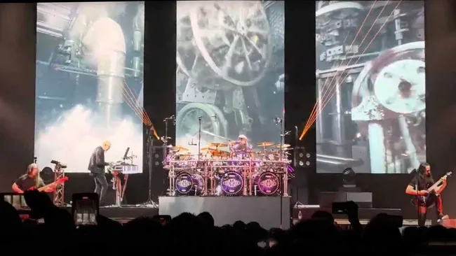 Dream Theater faz primeiro show após retorno de Mike Portnoy