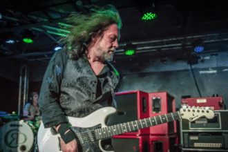 Foto: Jake E. Lee. Crédito: Drew Osborne via Facebook