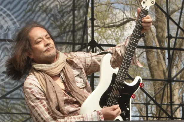 Foto: Jake E Lee. Crédito: Owen Sweeney / Invision / Associated Press
