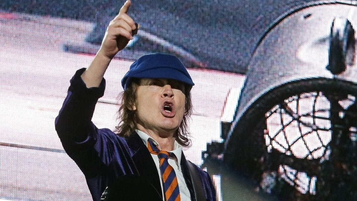 Angus Young gostaria de se esquecer desta canção