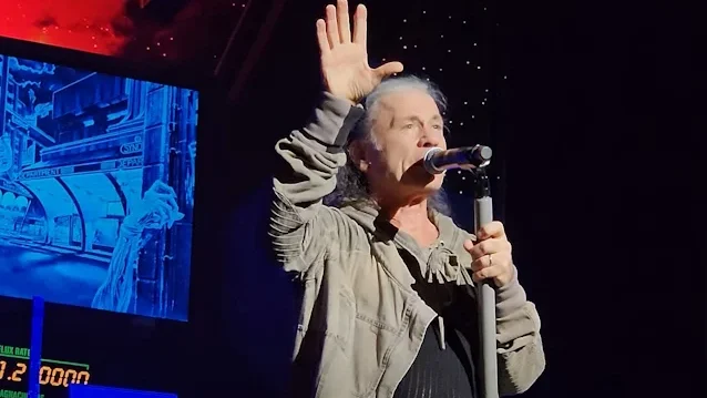 Iron Maiden presta homenagem a Paul Di’Anno em show nos Estados Unidos