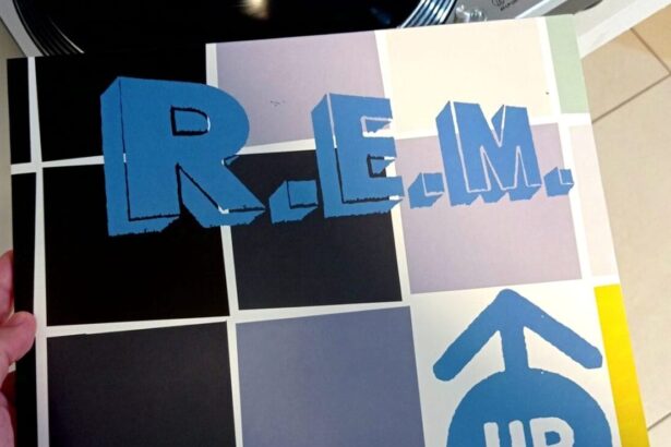 Capa Up do R.E.M.. Crédito: Léo Siqueira.