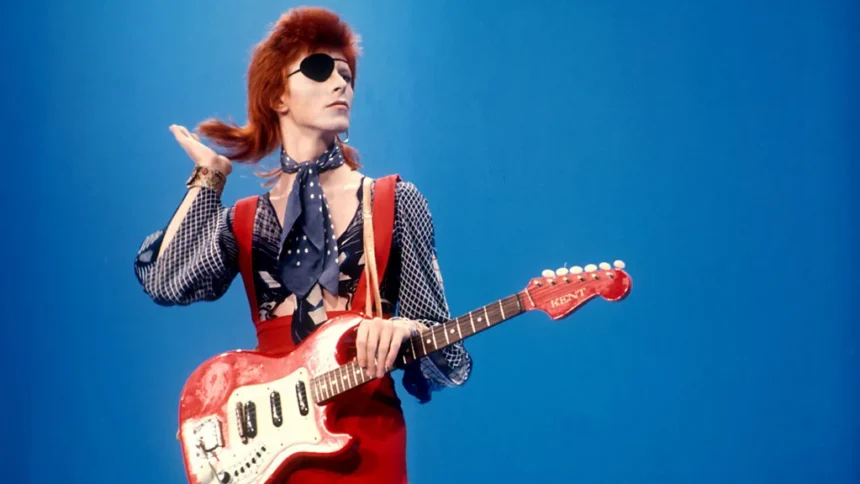Foto: David Bowie na era Glam Rock. Crédito: Rex.
