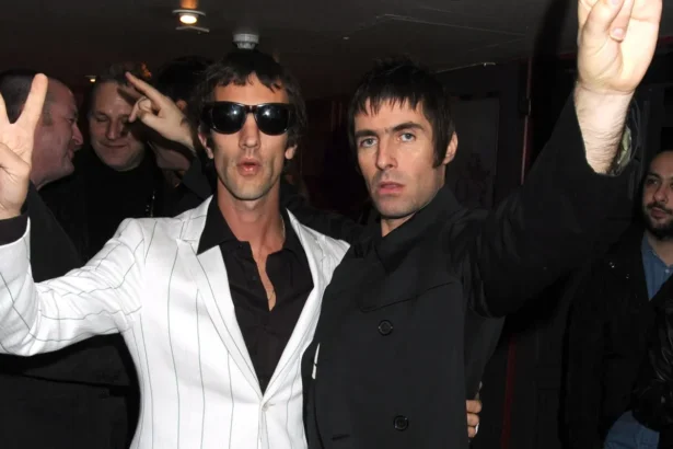 Foto: Richard Ashcroft e Liam Gallagher. Crédito: Dave M. Benett.